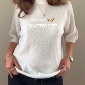 Vit stickad tröja - Säljer en superfin vit stickad tröja med trekvartsärm. Perfekt för både vår och höst! Den är mjuk och bekväm, och passar till alla tillfällen. Tröjan har en enkel och stilren design som gör den lätt att matcha med andra plagg. Perfekt för dig som älskar en klassisk look! 🌟