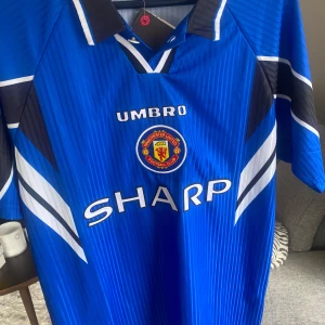 Retro Manchester United tredjetröja 96/97 David Beckham - Aldrig använd. Liten i storlek, passar XS. 