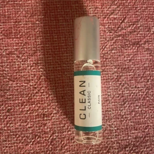 Clean Classic Rain Parfym - Säljer en fräsch och lätt parfym från Clean i doften Rain. Flaskan är liten och smidig, perfekt för att ha med sig i väskan. 