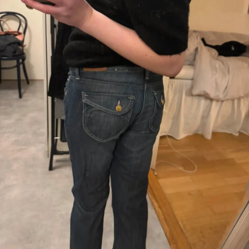 Supersnygga utsvängda och lågmidjade jeans från H&M köpta här på Vinted. Säljer då de tyvärr va för små på mig. Bilderna är från den förra ägaren som är 163 cm. W 29 L 34, passar jättebra i längd på mig som är 172 cm. Skulle säga att de är som en S eller 36 i storlek. Innerbenslängd är 86 cm och midjan är ungefär 78 cm. Säljer för 300+frakt, men är öppen för prisförslag . Jeans & Byxor.