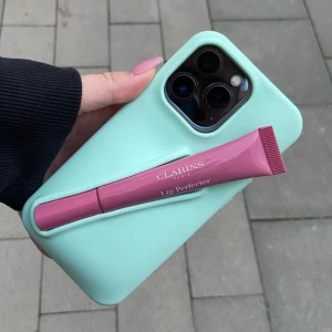 Mobilskal från AMORE UF - Mobilskal från AMORE UF i storlek 13/14/15 PRO i färgen AMORE MINT. Stilrent skal med en hållare för läppglans, passar flera olika💓💗