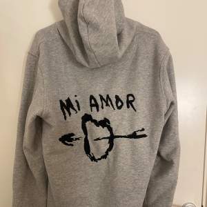 Säljer min Mira Paris hoodie. Den är supermjuk och perfekt för kyliga dagar. Har en klassisk känguruficka och justerbar huva. Perfekt för en avslappnad stil!