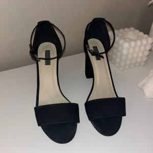 svarta klackskor - ett par svarta klackskor, använt fåtal gånger, storlek 39