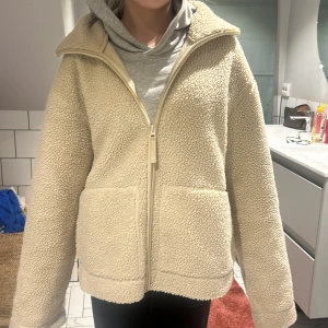 H&m Teddy jacka - Säljer denna sjukt trendiga och snygga jackan , jätte bra skick 