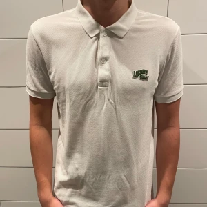 Vit pikétröja från Lacoste - Säljer en klassisk vit pikétröja från Lacoste i storlek M. Tröjan har en broderad logga på bröstet och är i mycket bra skick. Perfekt för både vardag och lite finare tillfällen. Passar bra till jeans eller chinos för en stilren look. Pris 50!! Pris kan diskuteras vid snabb affär. MVH Liam 