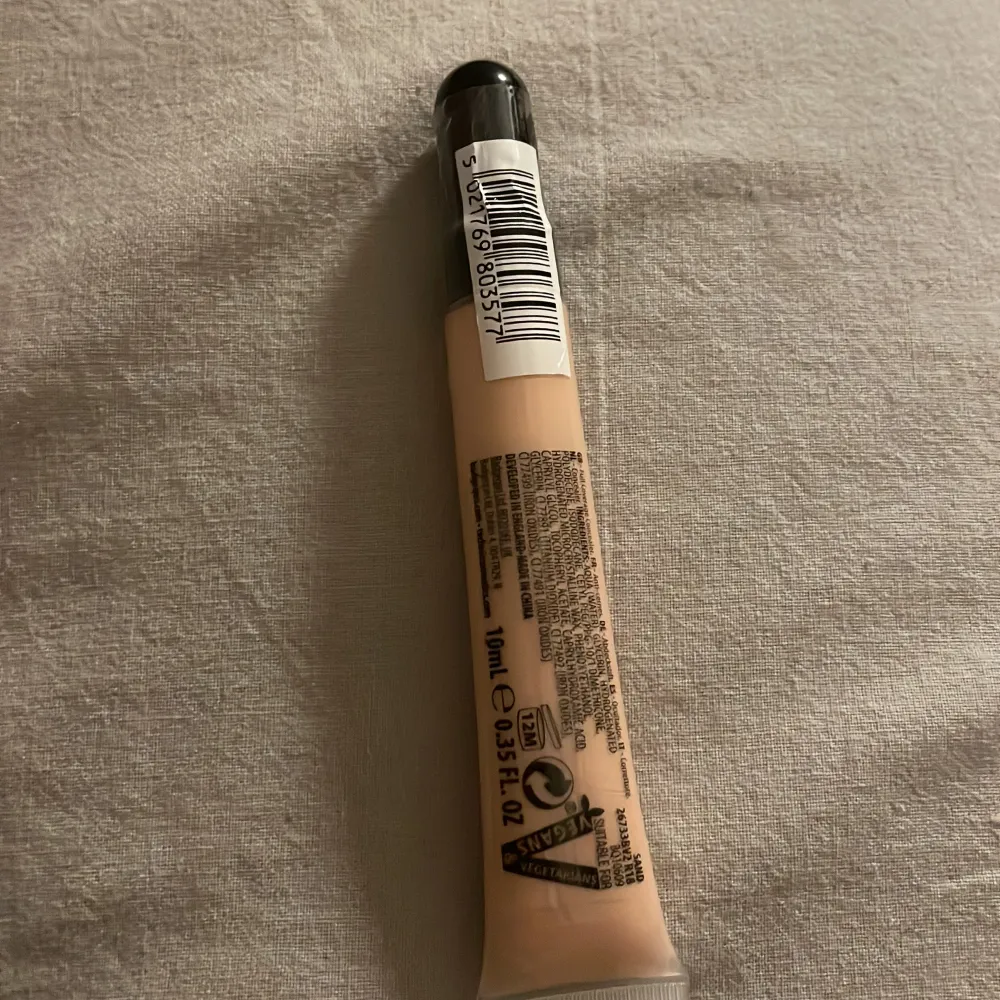 Säljer denna concealer från tecnic. Aldrig andvänt. Helt ny. Min kompis har samma och tycker den är jätte bra och täcker det man vill ha täckt . Skönhet.