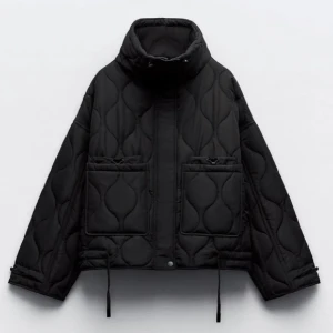 Zara jacka - Jacka från Zara med hög krage och långa ärmar, perfekt för höst och vinter, oversize fit. Saknar snöre längst ner men kommer med i posten (skriv för fler bilder <3)