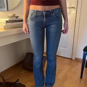 Lågmidjade jeans - Lågmidjad jeans från Levis. Midjemått rakt över :36 cm innerbenslängd :81cm