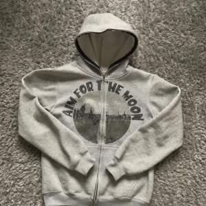 Säljer denna grå Aim for the Moon hoodie. Den har en dragkedja och är perfekt för både höst och vår. Alla stenar är inte kvar. Superbekväm och stilren. Hoodien är rare, och slutsåld så det går inte att få den ny.