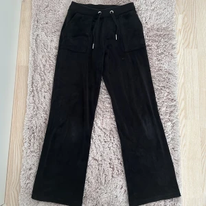 Juicy couture  - Svarta juicy super fina. Priset kan diskuteras för att det är ett litet hål på byxan, ekta juicy köpte dom på nk ❤️