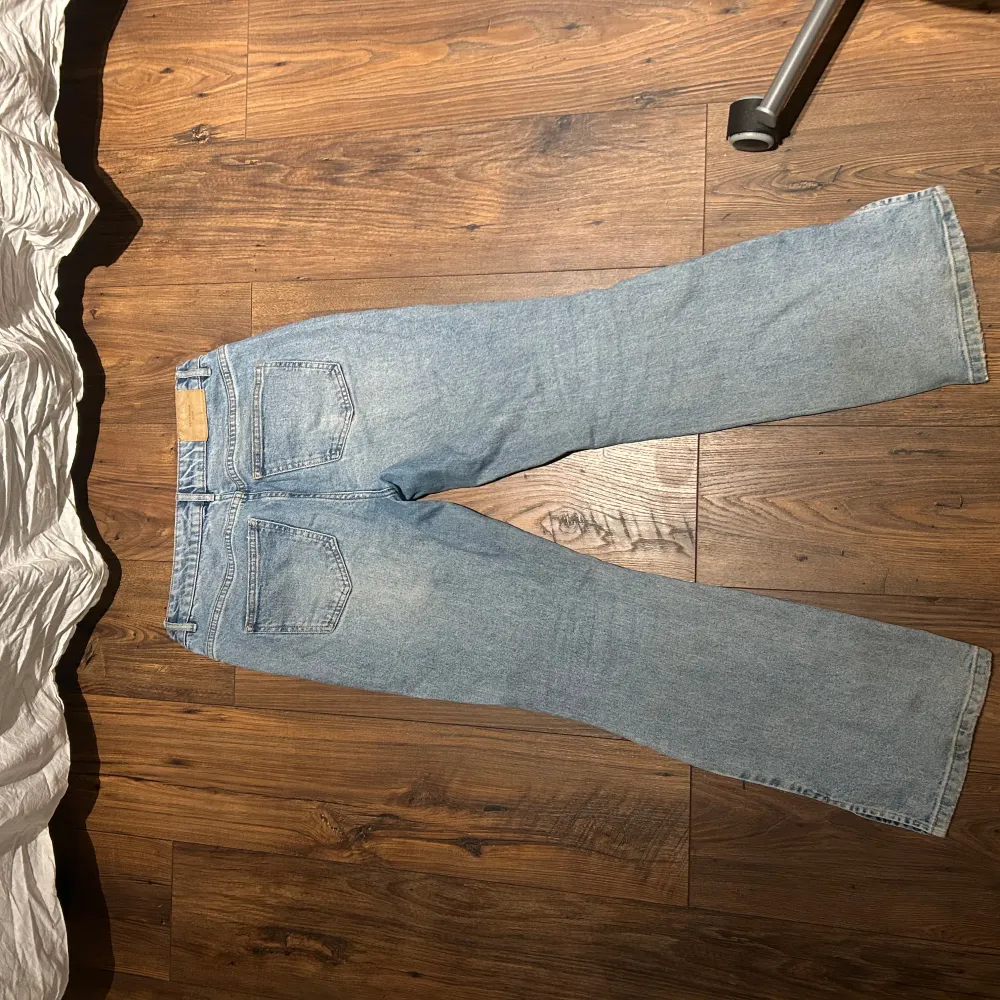 Säljer ett par snygga blå jeans från Vero Moda i storlek M. Dem är flared med en slits nere vid fotleden, jätte bekväm och lite stretch💗. Jeans & Byxor.