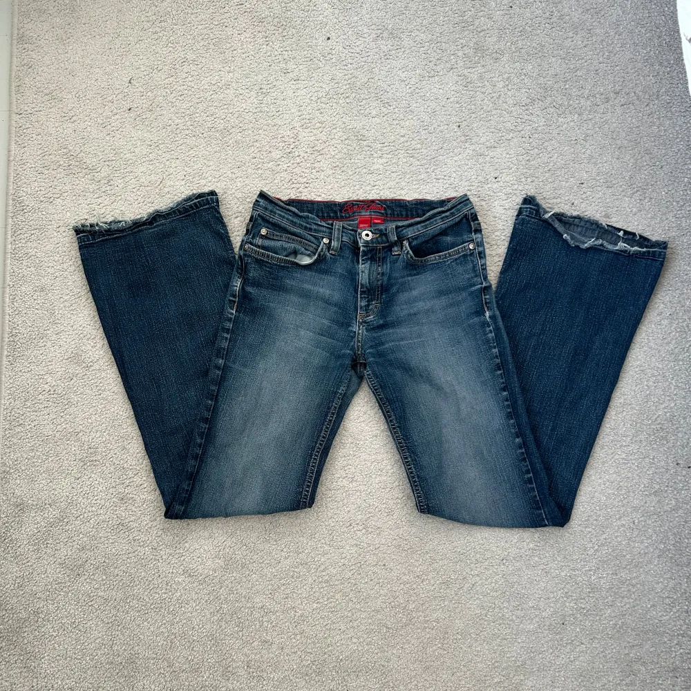 Super snygga lågmidjade bootcut jeans! Har inte använt dom på ett tag då dom har blivit för små därav lite skrynkliga, annars hela och rena. . Jeans & Byxor.