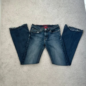 Blå lågmidjade bootcut jeans från Esprit - Super snygga lågmidjade bootcut jeans! Har inte använt dom på ett tag då dom har blivit för små därav lite skrynkliga, annars hela och rena. 