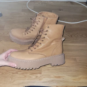 Bruna boots från Steve Madden - Säljer ett par snygga bruna boots från Steve Madden i skinn. De har en robust sula och snörning framtill, perfekt för höst och vinter. Bootsens stilrena design gör dem lätta att matcha med olika outfits. Provade dom  en gång.