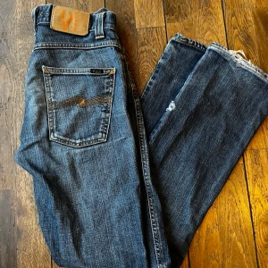 Nudie Jeans - Ett par Nudie Jeans, har liten slitning längst ner på båda bena och sedan ett litet hål långt nere på innersidan av vänstra benet. Ny pris runt 1500.