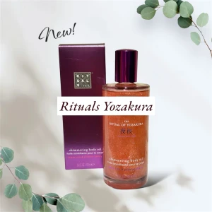 Ny! Rituals Yozakura Shimmering Body Oil - En lyxig kroppsolja från Rituals med en skimrande effekt. Innehåller svart ris och Yoshino-körsbär som ger en härlig doft och mjuk känsla på huden. Perfekt för att ge huden en glittrande finish. Flaskan rymmer 100 ml och är en del av The Ritual of Yozakura-serien. Limited edition doft som utgått.