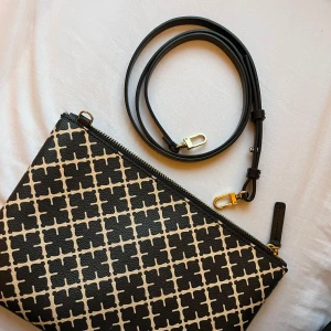 By Malene Birger väska - Liten malene Birger väska som är i fint skicka på utsidan inga tecken på användning. På insidan finns det fläckar från en svart kajal. Bandet tillkommer och även det är i bra skick. Säljer då den inte kommer till användning 