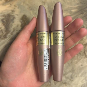 Max Factor Volume Infusion Mascara - Säljer Max Factor Volume Infusion Mascara med biotin och keratin för fylliga fransar. Färgen är Black Brown och förpackningen är elegant i roséguld. Perfekt för att ge volym och näring till dina fransar. Använd några gånger, men i bra skick! 50 kr styck pris