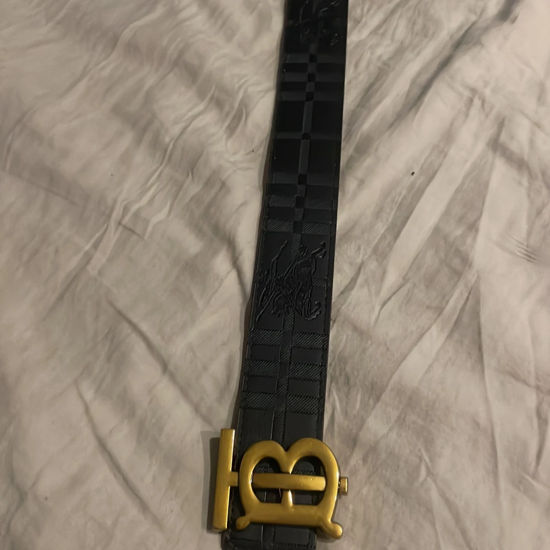 Rutig och svart bälte med guldfärgat spänne - 92