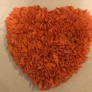 Hjärtlig matta / dekoration  - Jättegullig liten rya. Från övre bågen till nedre spetsen = 35 cm