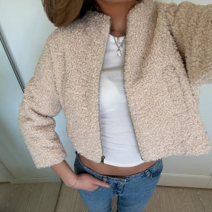 Teddyjacka  - Superfin teddyjacka/ kofta från märket funfur💕 sparsamt använd 