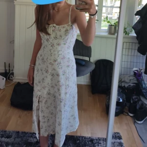 Sommarklänning  - En fin sommarklänning från shein, använd en gång💕