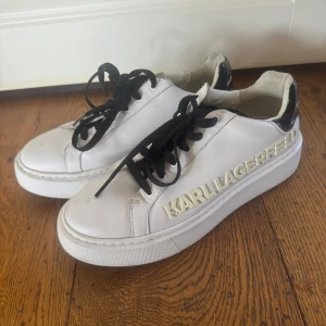 Karl Lagerfeld sneakers - Sneakers från Karl Lagerfeld i str 38. Mkt fint använda. 