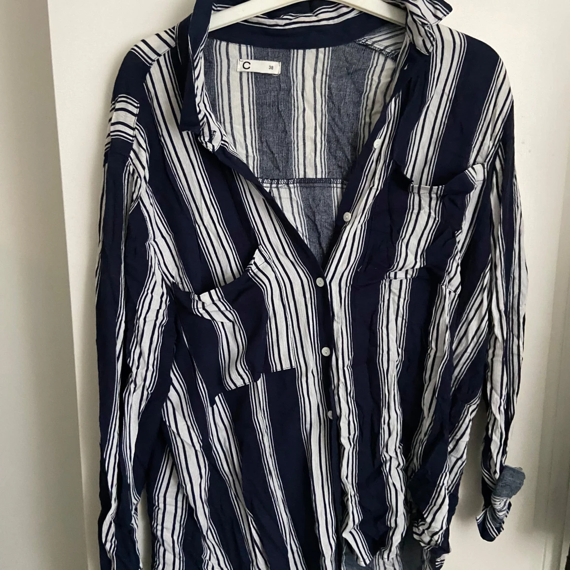 Randig skjorta i blått och vitt