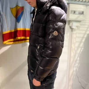 MONCLER MAYA - Tja! Säljer nu en fet moncler maya jacka, perfekt för er som söker en snygg och exklusiv jacka till vintern. inga skador eller defekter⭐️❤️ Strl M Kom privat för flera bilder och funderingar! JACKAN ÄR ÄKTA VILKET JAG STÅR FÖR 