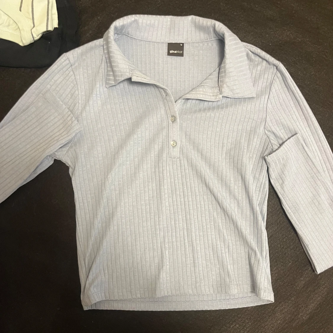 Ljusblå ribbad pikétop