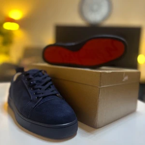 Christian Louboutin 42 - Christian Louboutins som är använda 3 gånger. Säljer dessa åt min brorsa. Köpt på plick och säljer här med. Det som ingår i paketet ifall du väljer att köpa dem är:  • Ett par Christian Louboutin  • Dustbag 1x • Kvitto 2x • Certifikat