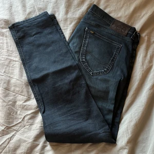 Lee jeans - Säljer dessa jeansen från Lee i modellen Luke. I färgen är dem svarta med nyanser av marinblå skulle jag säga.storleken är  W33/L32.