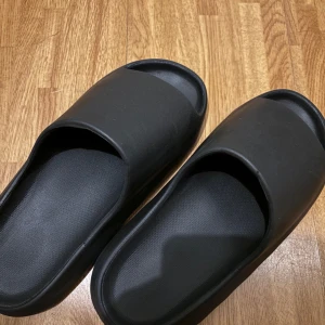 Tofflor  - Helt fräscha tofflor utan några defekter jättesköna och mysiga 