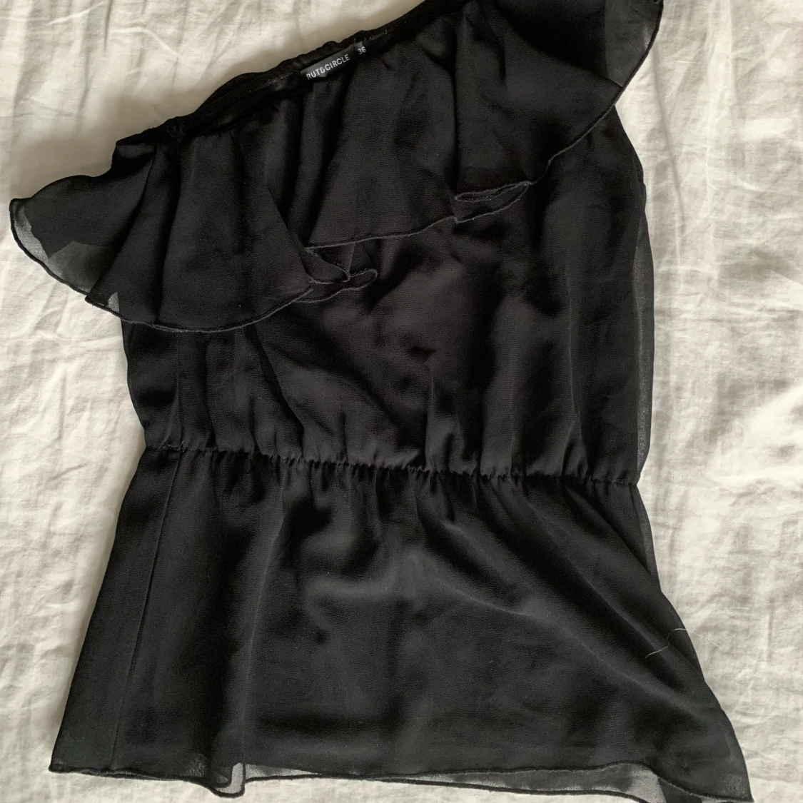 Svart oneshoulder topp