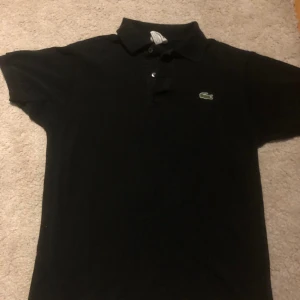 Lacoste piké  - Riktig snygg Lacoste piké är använd  Men är 10/10 i skick kontakta mig om du har frågor. Kan diskutera pris 