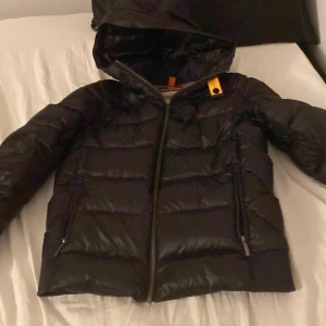 Svart dunjacka från Parajumpers - Nypris 7000kr, köpt 1 år sen i kidsbrandstore i mall of Scandinavia. Använd en hel vinter men inga fel och jätte bra skick och nästan som ny ändå.storlek Y-M men passar XS. Kan gå ner i pris om det är snabb affär