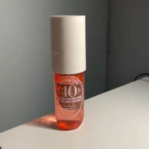 Parfym med doft av plommon och vanilj - Säljer en fräsch parfym med en söt doft av plommon och vanilj. Flaskan är genomskinlig med en ljusrosa vätska och har en stilren vit kork. Perfekt för vardagsbruk eller speciella tillfällen. Nypriset är 300kr.