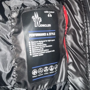 Moncler jacka  - Tja säljer min moncler jacka  inte använd en anda gång för den är för stor då jag har S och jackan är storlek M, Helt Ny skick, perfekt för vintern. Anledningen varför jag säljer den hära jackan för så billigt är för att jag behöver pengar fort snabbt enkel och smidigt för en ny jacka nu till. kom PV för mer info angående jackan.