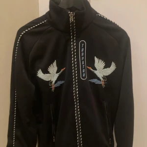 Tracksuit Top från Trapstar - En svart trapstar tröja i 10/10 skick. Använd fåtal gånger och är i storlek S.