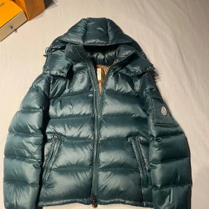 Moncler Maya - En riktigt fet Moncler jacka i en ovanlig färg. Det är storlek 1 vilket motsvarar ungefär XS-S. Osäker på äkthet då jag köpt den här på Plick men har fungerande kod och nfc. Vid fler bilder eller frågor tveka inte på att höra av dig! Pris kan diskuteras 