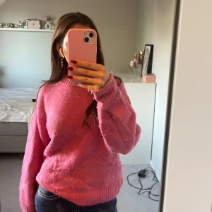 Rosa stickad tröja - Säljer en rosa stickad tröja i storlek XS. Den är lite större i storleken så skulle säga att den även passar S💕