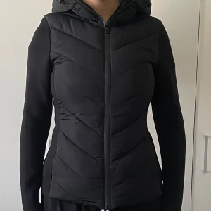 Slutsålda virala Zara jackan  - Säljer min Zara jacka som är en hybrid av kofta och väst i storlek XS. Har använt denna max 2 gånger efter köp så den är som ny.
