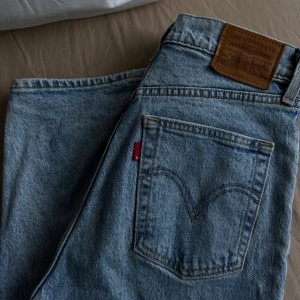 Levi's jeans i ljusblå denim - Säljer ett par klassiska Levi's jeans i ljusblå denim. Perfekta för en avslappnad stil och passar till det mesta. Skicket är mycket bra och de är superbekväma att ha på sig. Perfekta för både vardag och fest!