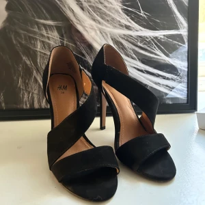 Klackskor - Säljer dessa klackar som är perfekta för fest! Jätte sköna och har ett diskret resor band vid hälen så man slipper skavsår!