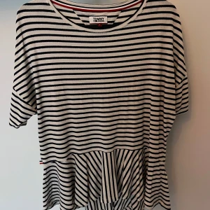 Tröja från Tommy Hilfiger - Storlek S Gott skick Randig vit/marinblå