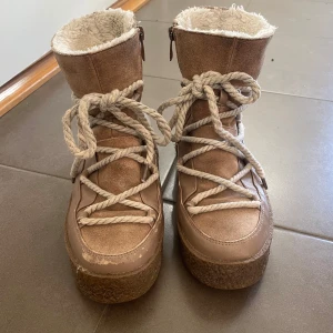 Duffy vinterskor - Superfina vinterskor liknande inuikkis! Använts en säsong och i storlek 37!