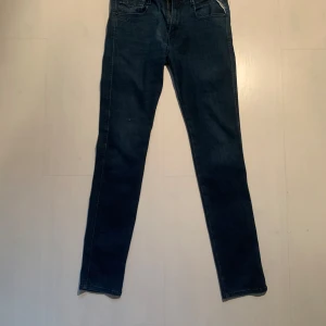 Mörkblå jeans från Replay - Säljer ett par snygga mörkblå jeans från Replay i modellen Anbass. De har en slim passform och är i bra skick. Priset är inte hugget i sten. 