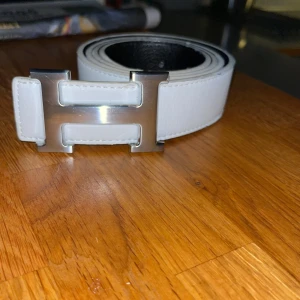 Vitt bälte - Tja, säljer nu mitt stilrena bälte. Skicket skulle jag säga är ganska bra.