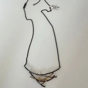 Unikt halsband med grenar äkta silver o diamanter - Säljer ett unikt halsband med en svart silverkedja och hängande grenar. Perfekt för att ge en naturlig touch till din outfit. Passar både till vardags och festliga tillfällen. Helt nytt från Bjørg design