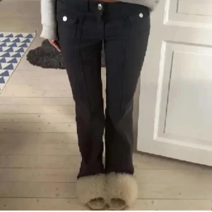 Jeans med fickor fram - Säljs inte längre, nyskick ! Storlek 40 men små i storlek! 💕 Sååå fina men kommer inte till användning! Bilden är lånad så skriv för egna! Buda!